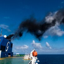 IMG_0306 09/08/2018 - Redémarrage de l'unique gros moteur diesel, d'où la grosse fumée noire. Celui-ci nous a fait le coup de la panne pendant 4 heures en pleine mer,...